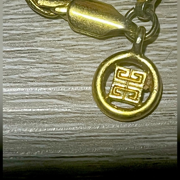 Vintage Gold GIVENCHY Pendant on thick gold rope chain. - Picture 4 of 9
